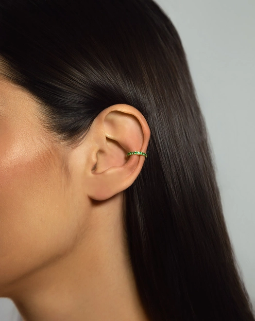 Piercing de orelha gancho ouro 18k meio aro de Esmeraldas 1