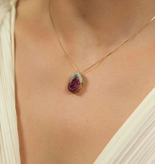 Pingente coração pavê Diamantes ouro 18k entrelaçado com gomo de Rubis 1