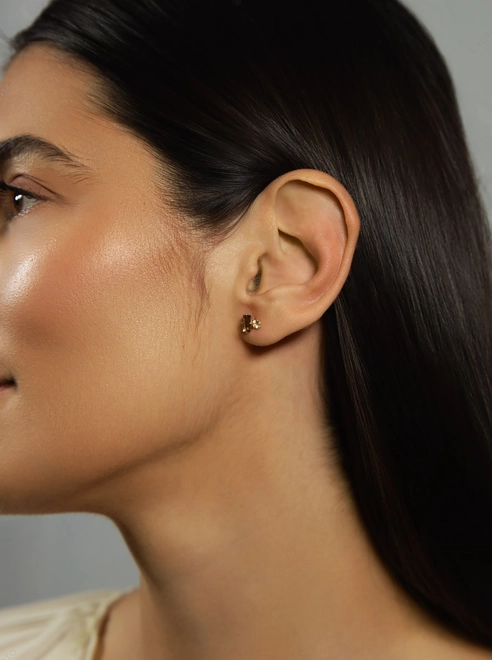 Brinco Baguette Stud ouro 18k com gemas de Iolita e Cristal 1
