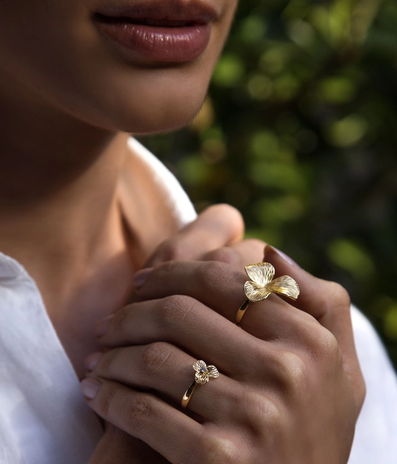 Anel Printemps mini flor filigrana 3 pétalas ouro 18k miolo de Tanzanita 2