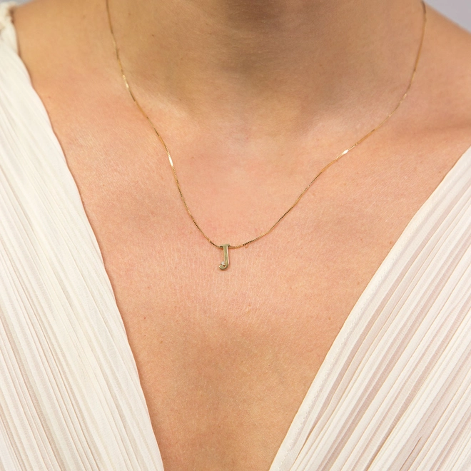 Gargantilha Roman corrente ouro 18k com pingente letra "J" com um Diamante 2