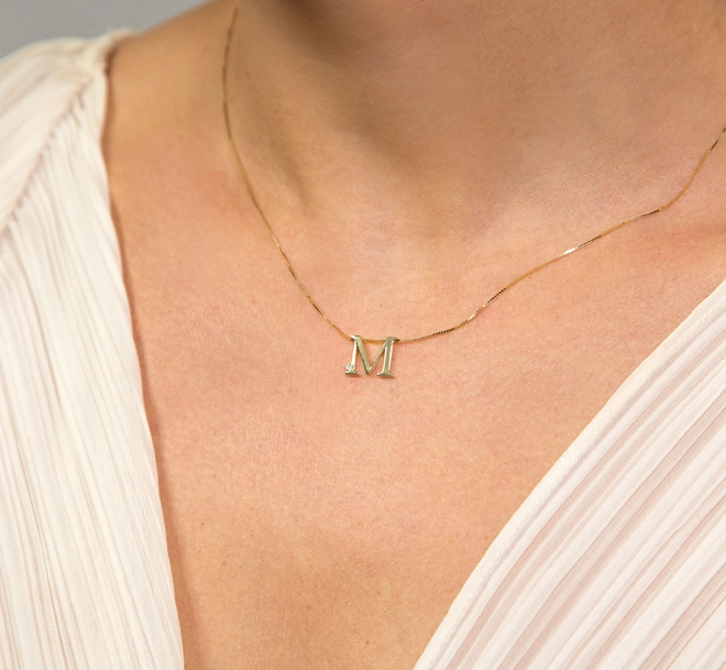Gargantilha Roman corrente ouro 18k com pingente letra "M" com um Diamante 2