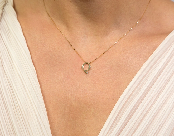 Gargantilha Roman corrente ouro 18k com pingente letra "Q" com um Diamante 2