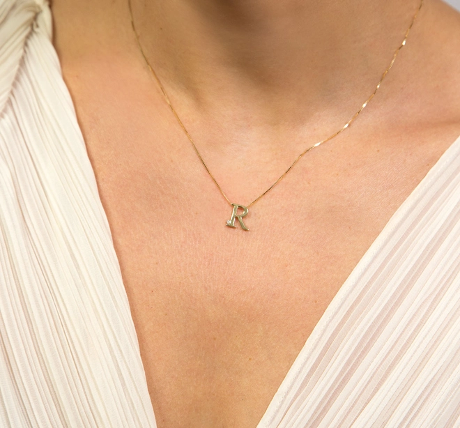 Gargantilha Roman corrente ouro 18k com pingente letra "R" com um Diamante 2