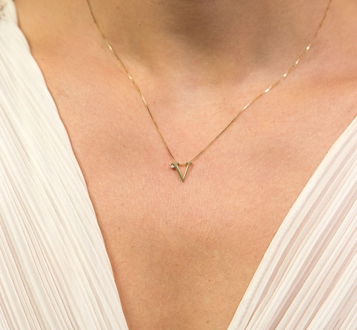 Gargantilha Roman corrente ouro 18k com pingente letra "V" com um Diamante