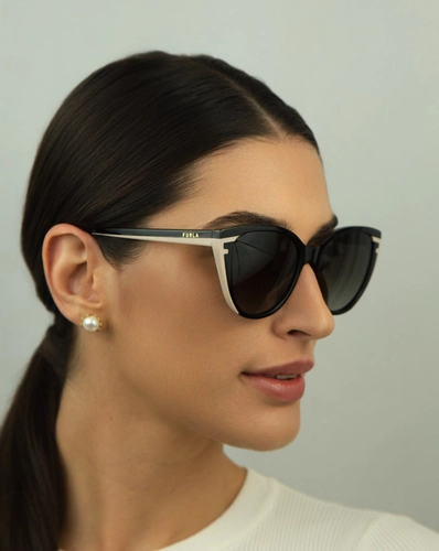 Óculos de Sol Furla SFU783 55700Y Acetato Preto e Rosa com lentes na cor Fumê Degradê