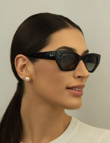 Óculos de Sol Ray-Ban Zena 0RB4430 66771152 Acetato Preto com lentes na cor Cinza Degradê