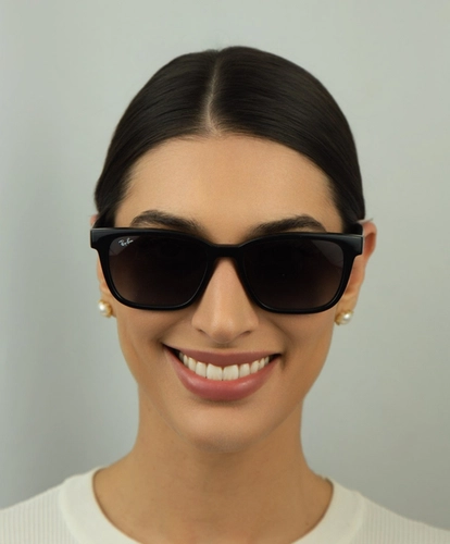 Óculos de Sol Ray-Ban 0RB4448L 601/8G56 Acetato Preto com lentes na cor Cinza Degradê