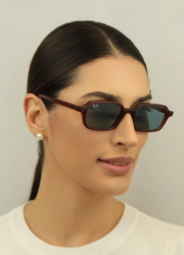 Óculos de Sol Ray-Ban Zuri 0RB4455 68098052 Acetato Vermelho Escuro com lentes na cor Azul
