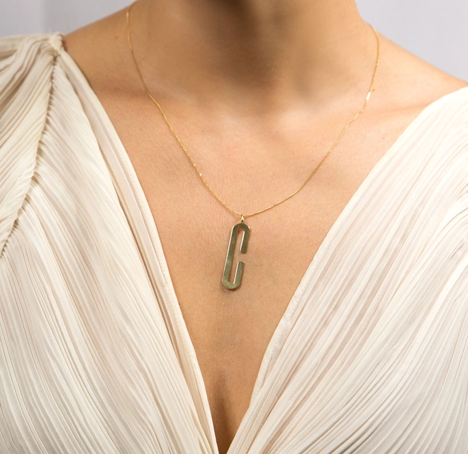 Pingente Wow Mom ouro 18k letra "C" polida 3