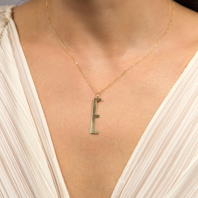 Pingente Wow Mom ouro 18k letra "E" polida 3