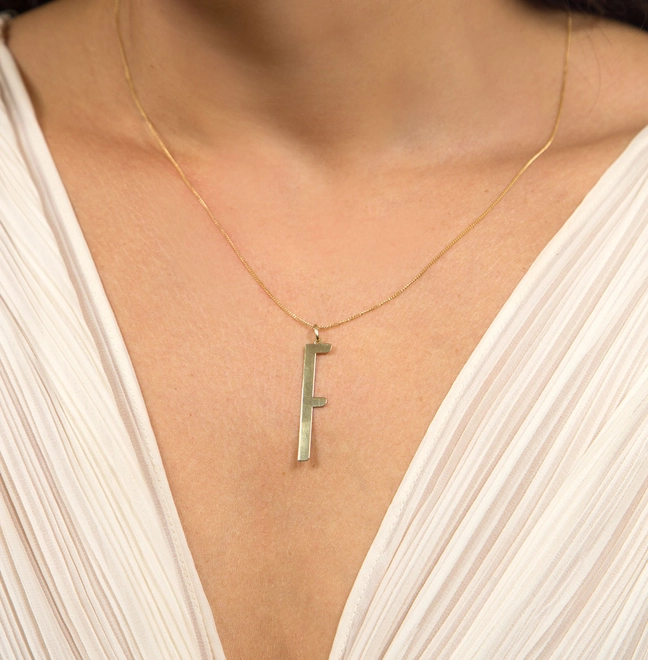 Pingente Wow Mom ouro 18k letra "F" polida 3