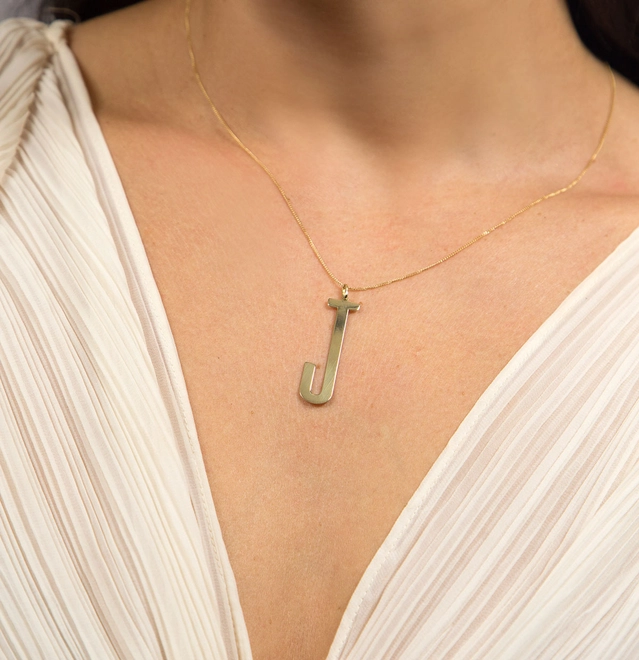 Pingente Wow Mom ouro 18k letra "J" polida 3