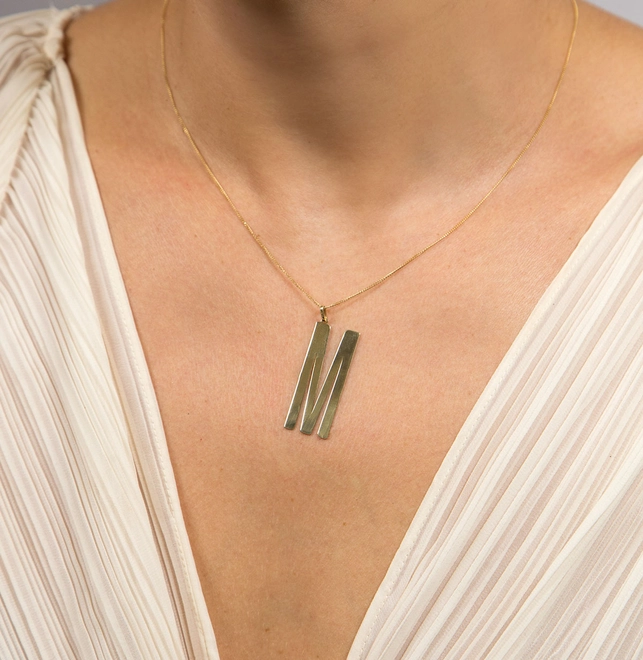 Pingente Wow Mom ouro 18k letra "M" polida 3