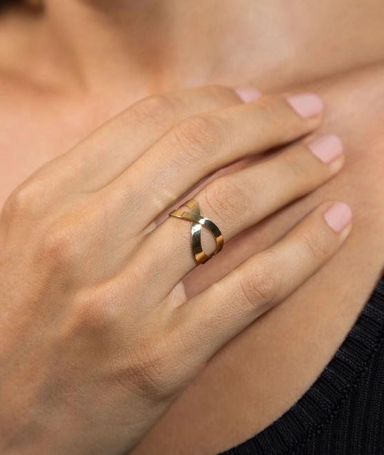 Anel Slim aro cruzado ouro 18k corte a laser polido 2
