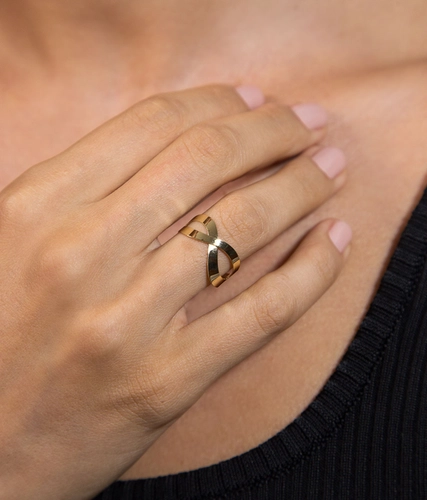 Anel Slim aro cruzado ouro 18k corte a laser polido