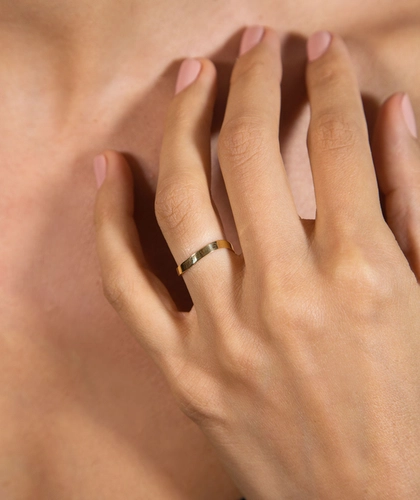 Anel Slim aro ondulado ouro 18k corte a laser polido
