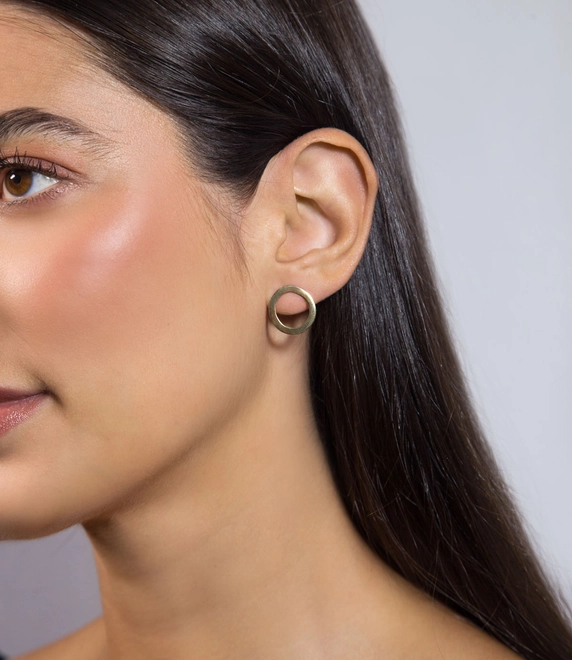 Brinco Slim círculo vazado ouro 18k corte a laser polido 2