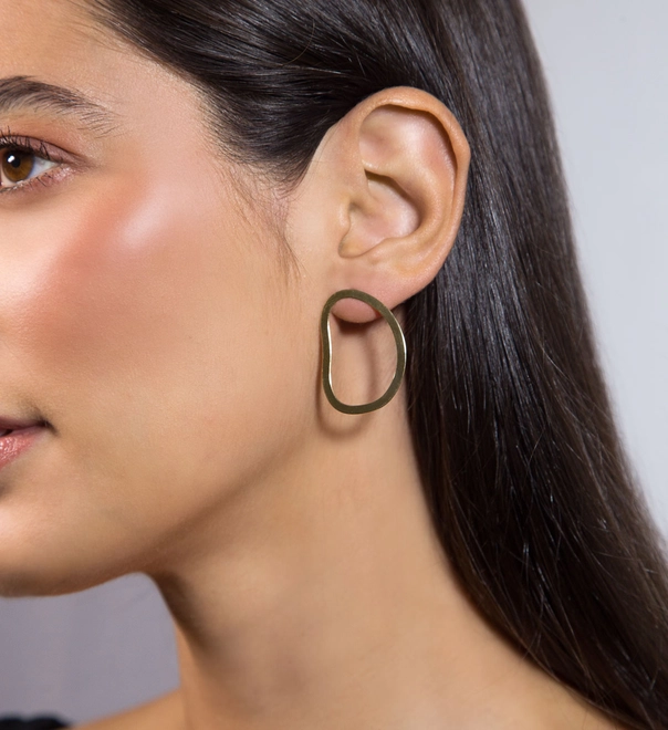 Brinco Slim circular ondulado ouro 18k vazado corte a laser polido 2