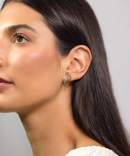 Brinco Rosée folha ouro 18k tramas orgânicas vazadas com Diamante