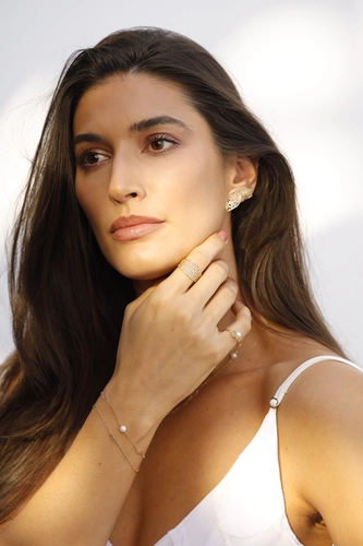 Brinco Rosée folha ouro 18k tramas orgânicas vazadas com Diamante