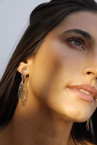 Brinco Rosée folhas articuladas ouro 18k tramas orgânicas vazadas com Diamante