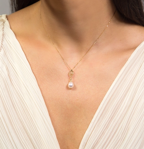 Pingente Rosée folha trama orgânica ouro 18k com Diamante e Pérola