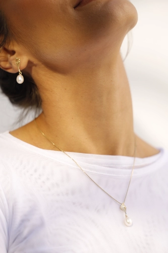 Pingente Rosée folha trama orgânica ouro 18k com Diamante e Pérola