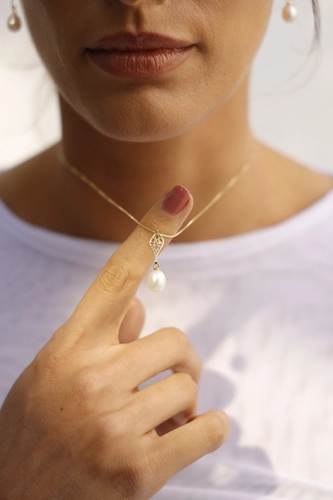 Pingente Rosée folha trama orgânica ouro 18k com Diamante e Pérola