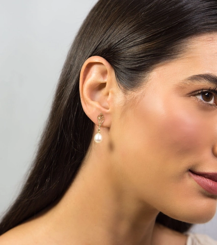 Brinco Rosée folha vazada ouro 18k tramas orgânicas com um Diamante e Pérola
