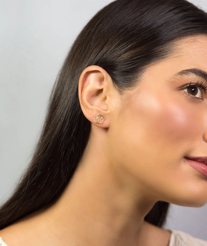 Brinco Rosée Stud folhas ouro 18k tramas orgânicas vazadas com Diamante