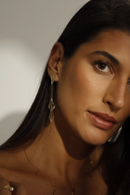 Brinco Rosée pingente ouro 18k folhas tramas orgânicas com Diamante 2