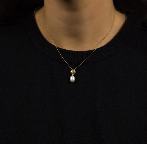 Pingente círculo liso polido ouro 18k com gota de Pérola de Arroz