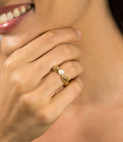 Anel aro telado diamantado ouro 18k com uma Pérola
