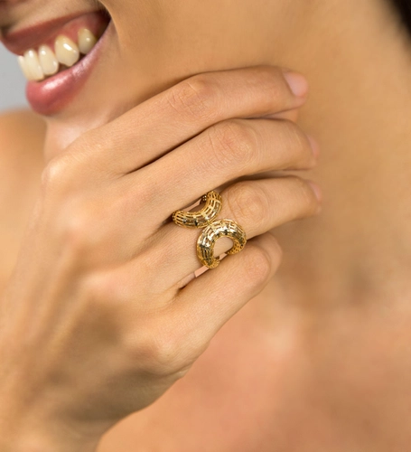 Anel aros curvas ligadas ouro 18k gomos telados diamantados