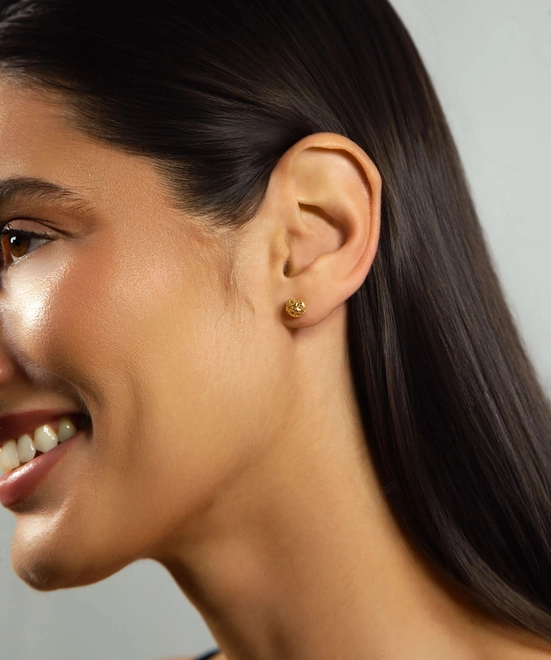 Brinco Stud meia bola renda filigrana ouro 18k diamantada 2