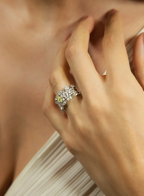Anel High Alta Joalheria ouro branco 18k com Diamantes e Diamante Fancy Yellow 1