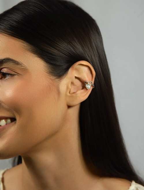 Piercing de orelha laço de Diamantes ouro branco 18k com uma Pérola 1