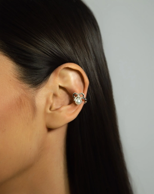 Piercing de orelha laço de Diamantes ouro branco 18k com uma Pérola 2