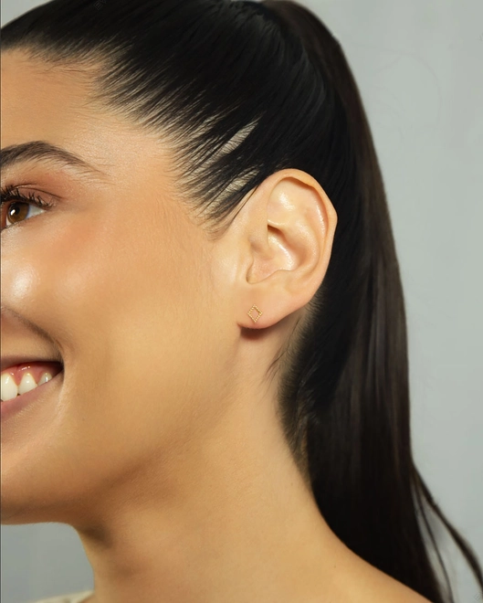 Brinco Stud losango P vazado ouro 18k bolinhas polidas 1