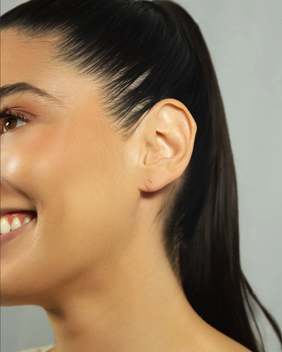 Brinco Stud losango P vazado ouro 18k bolinhas polidas