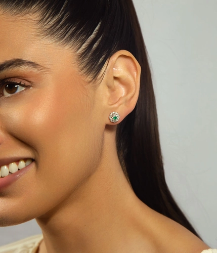 Brinco Stud flor de Diamantes ouro branco 18k miolo de Esmeraldas