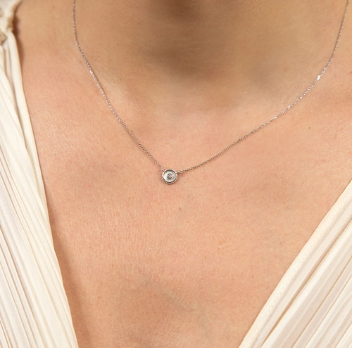 Gargantilha em ouro branco 18k pingente redondo côncavo com Diamante