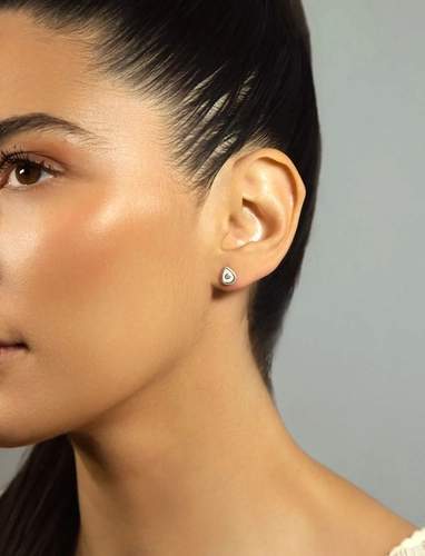 Brinco Stud gota côncava ouro branco 18k com um Diamante