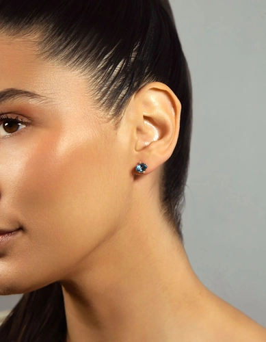 Brinco Stud oval ouro 18k com gemas de Safira branca e Topázio Swiss