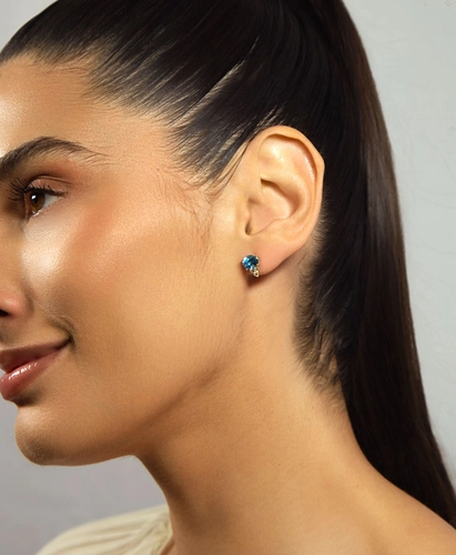 Brinco Stud oval ouro 18k com Topázio Swiss e Safiras brancas