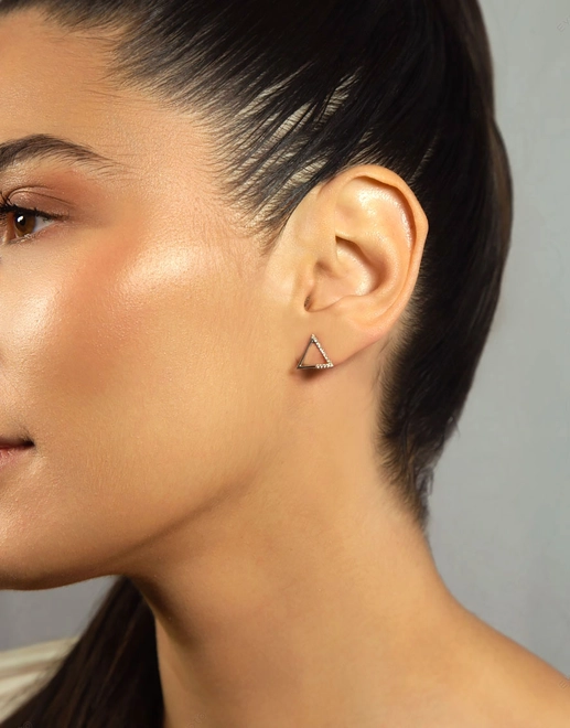 Brinco Stud triângulo vazado ouro branco 18k com 9pts de Diamantes 1