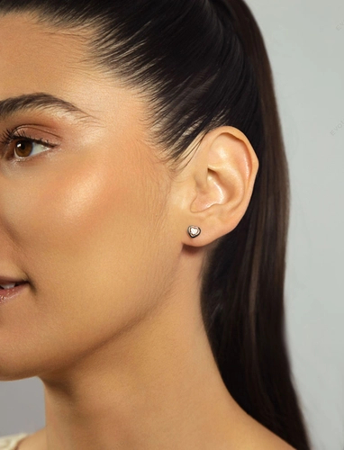 Brinco Stud ouro branco 18k coração de Diamantes
