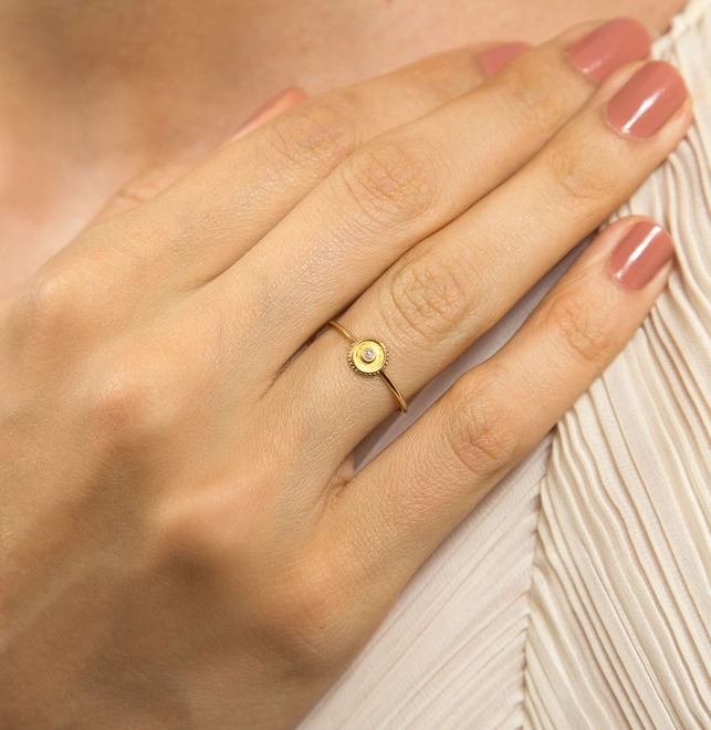 Anel redondo côncavo contorno bolinhas ouro 18k com um Diamante 1