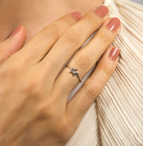 Anel estrela vazada ouro branco 18k com um Diamante